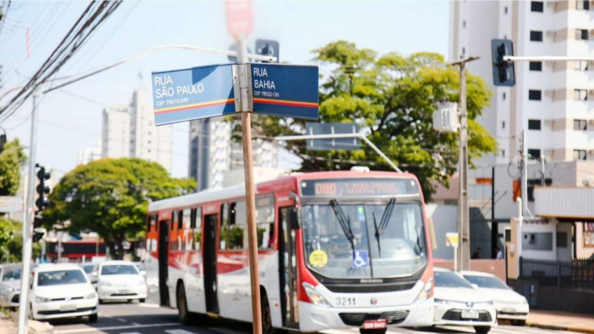 Juiz nega pedidos em ação de comerciantes contra implantação de corredor de ônibus na Rua Bahia