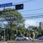 Caminhão arrasta fios, interdita rua e desliga semáforos no Centro de Campo Grande