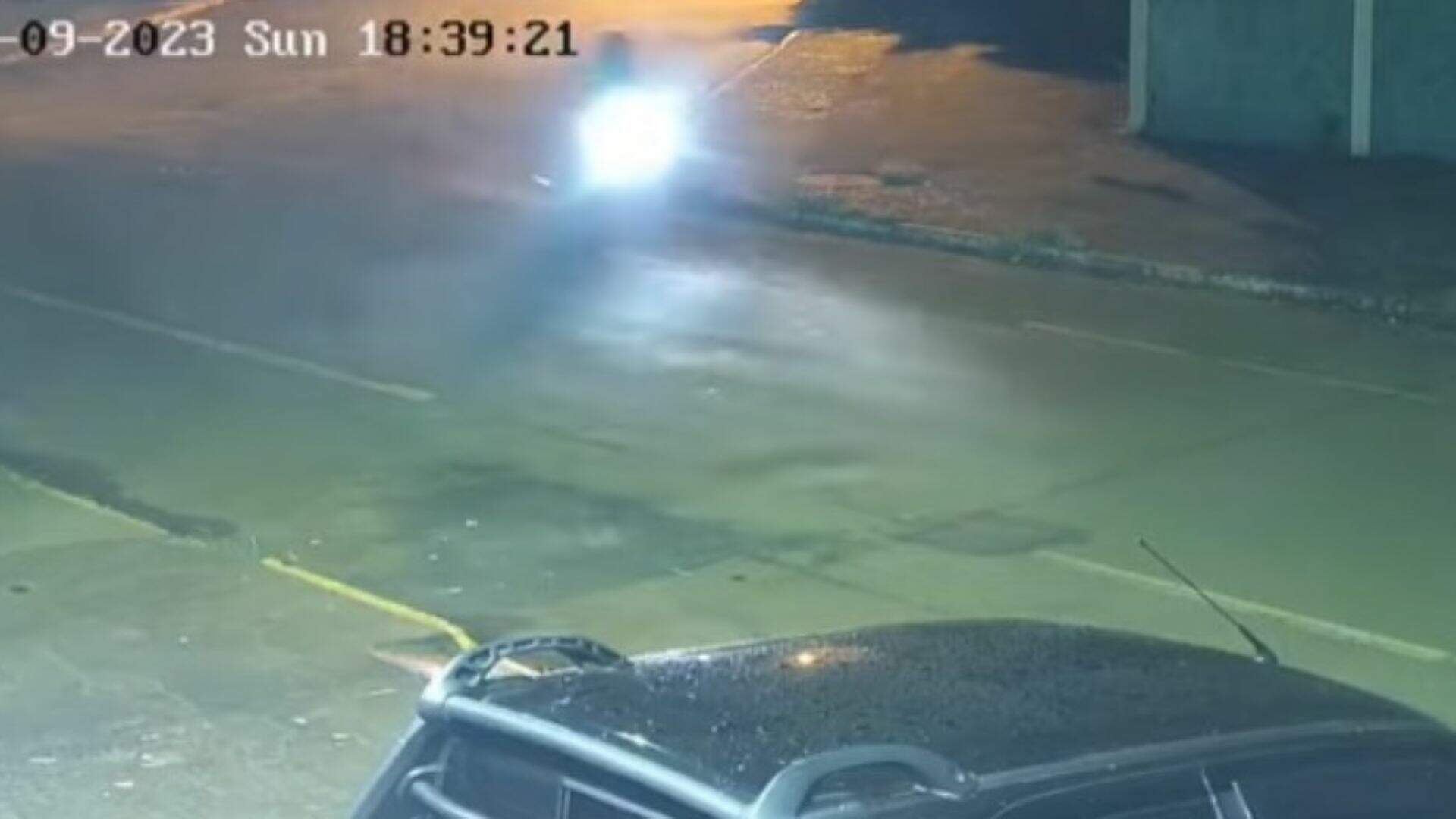 VÍDEO: motociclista foge da PM e durante perseguição bate em poste de iluminação