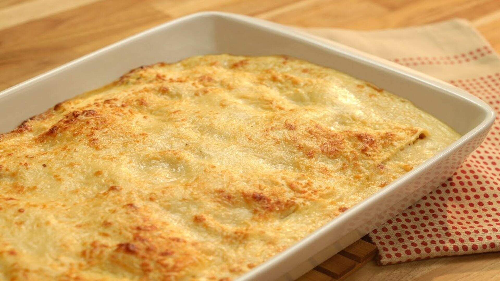 Usando requeijão e parmesão, faça creme de queijo perfeito para lasanhas