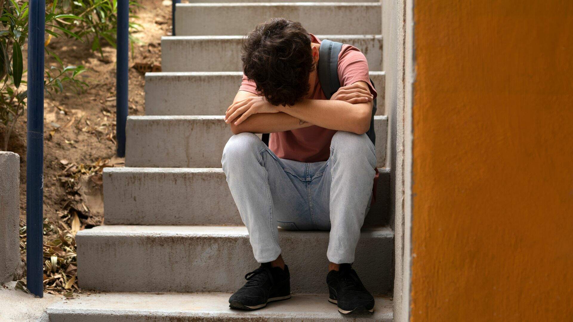 Bullying pode alterar comportamento e família é suporte principal para crianças, diz psicóloga