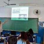 Dono de acervo único, Higa percorre escolas mostrando em imagens a história de Campo Grande
