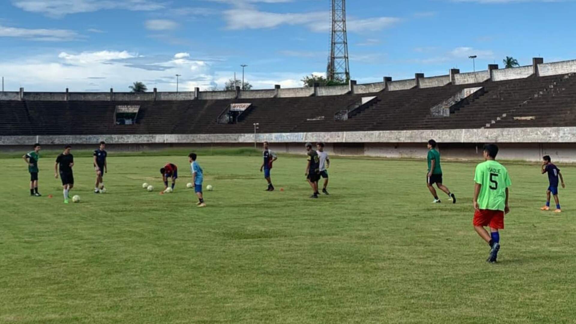 UFMS oferece aulas gratuitas de futebol para crianças e jovens de 7 a 20 anos