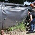 Motorista não percebe ‘pare’, bate e tomba carro de aplicativo no Vilas Boas