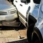 Motorista perde controle e bate em carro estacionado em frente a escola em Campo Grande