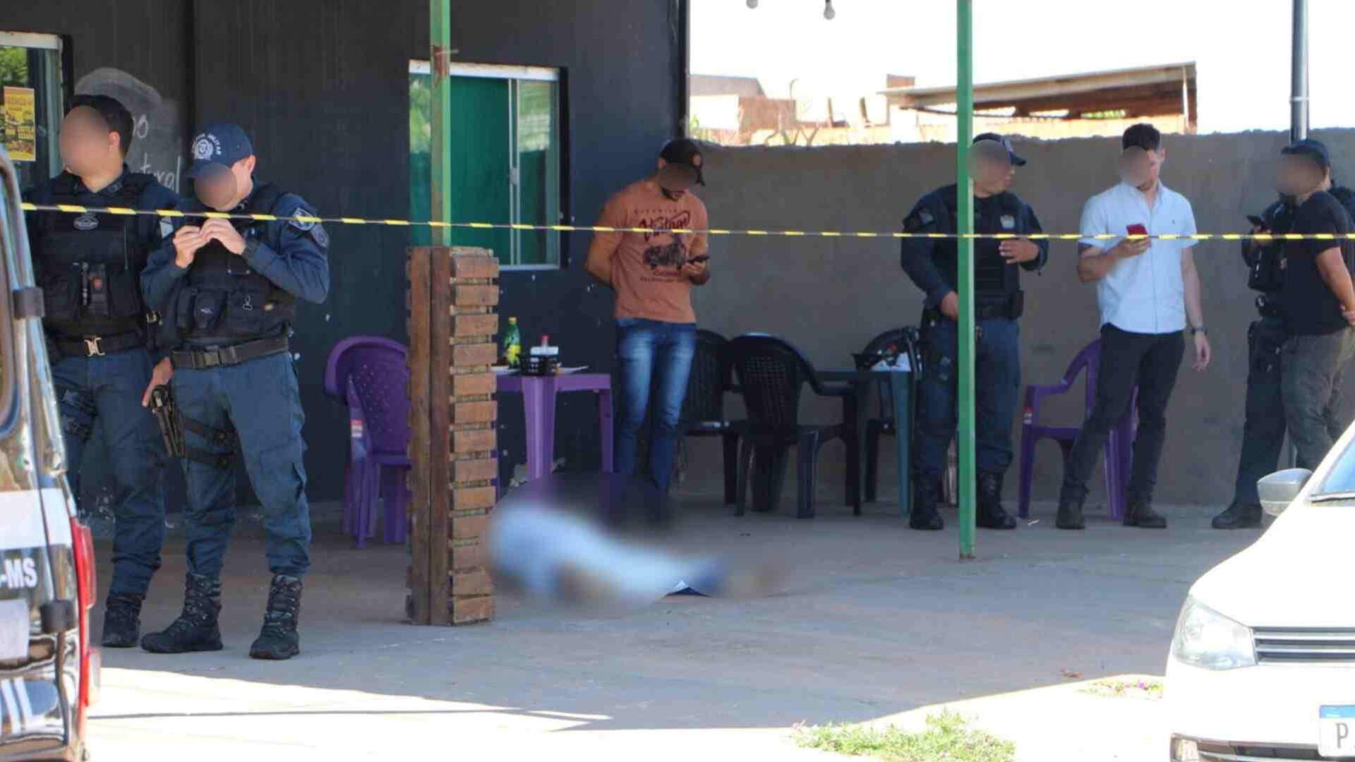 Pistoleiros usaram duas armas para atirar na cabeça de homem que estava em restaurante
