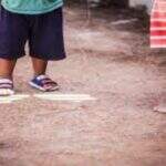 Criança é encontrada molhada e descalça abandonada em rua por morador de Nioaque