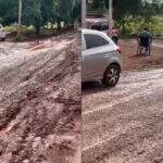 VÍDEO: Rua em frente a UPA fica tomada por barro e cadeirante fica ilhado em meio à lama