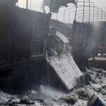 Caminhão com baldes de tinta fica destruído em incêndio em Corumbá