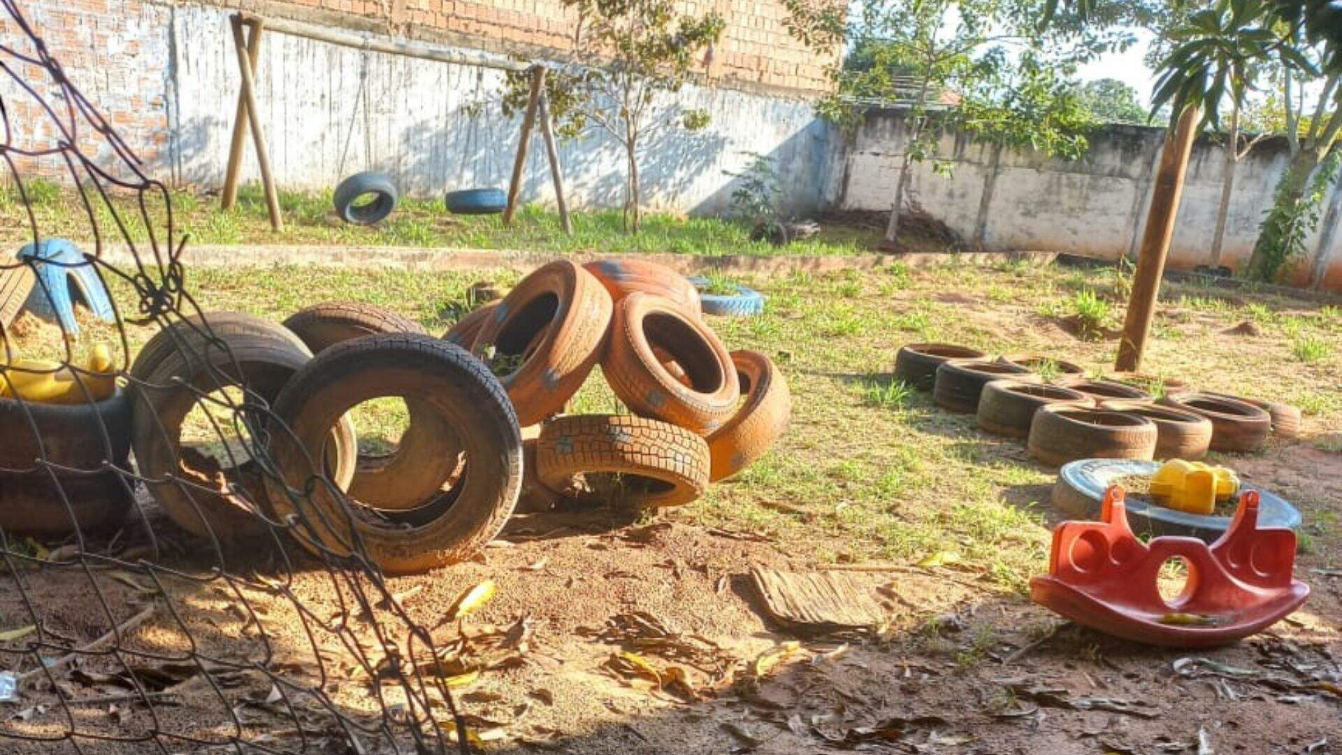 Com epidemia de dengue, pneus velhos fazem parte de parquinho em escola municipal
