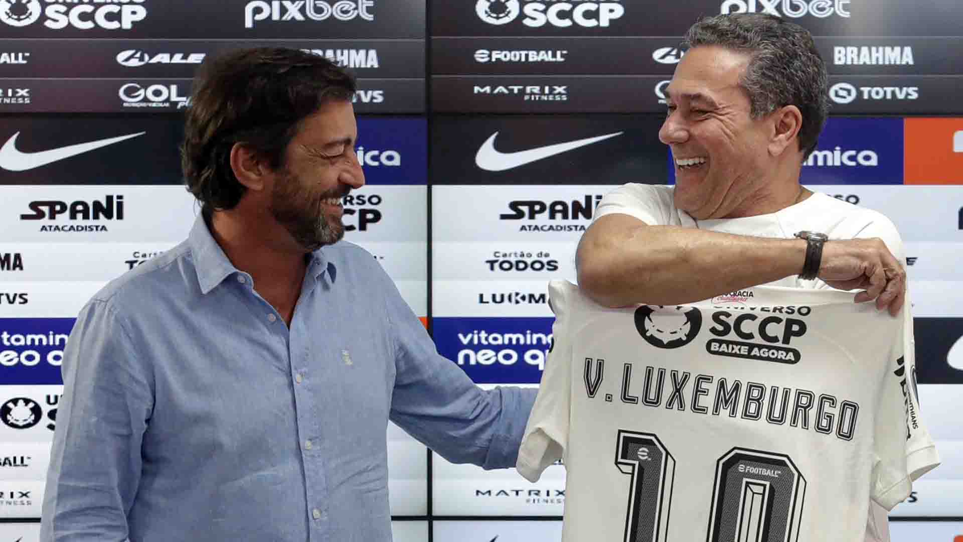 Duílio Alves e Luxemburgo, com a '10': novo técnico pediu que a torcida abrace o Corinthians. (Rodrigo Coca/Ag. Corinthians)