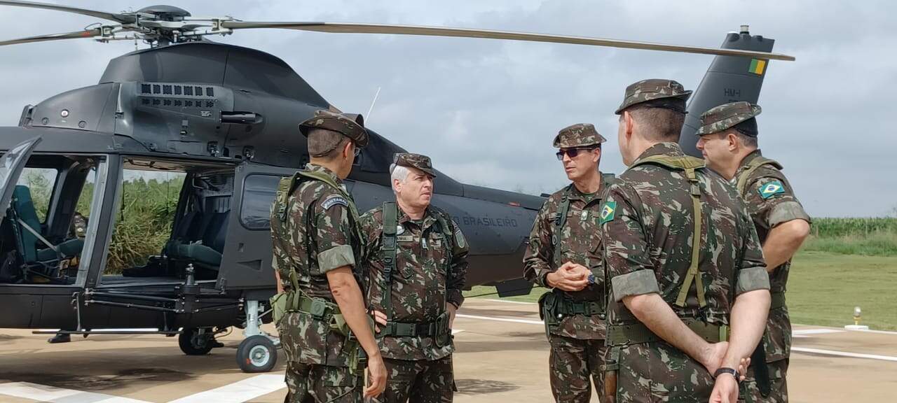 Comandante militar do Oeste acompanha treinamento de tropas do Exército em Dourados
