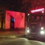 Usuários de drogas colocam fogo em casa abandonada em Dourados e bombeiros são acionados