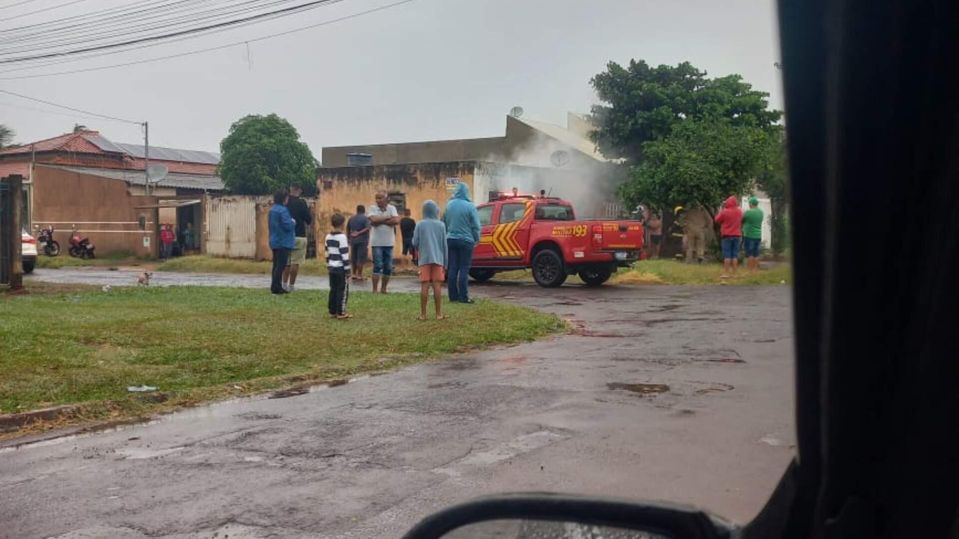 Criança avisa pais sobre fogo e família sai às pressas de casa na Vila Popular
