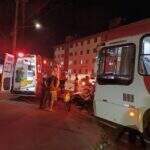 Motociclista é atingida por ônibus ao ‘fechar’ coletivo na saída de ponto em corredor