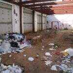 Loja abandonada vira ‘lixão’ em plena Afonso Pena e afasta clientes de comércio no Centro