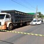 Caminhão boiadeiro desgovernado bate em carros e mata motociclista