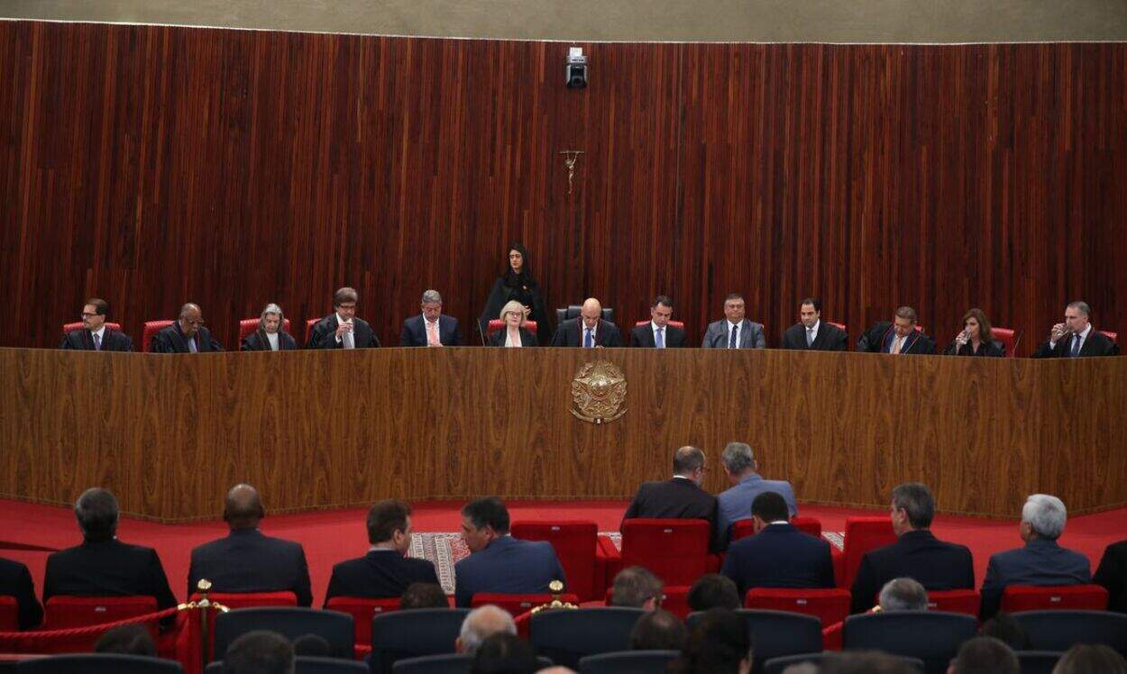 Ministro do TSE Floriano Marques vota pela inelegibilidade de Bolsonaro; placar está em 2 a 1