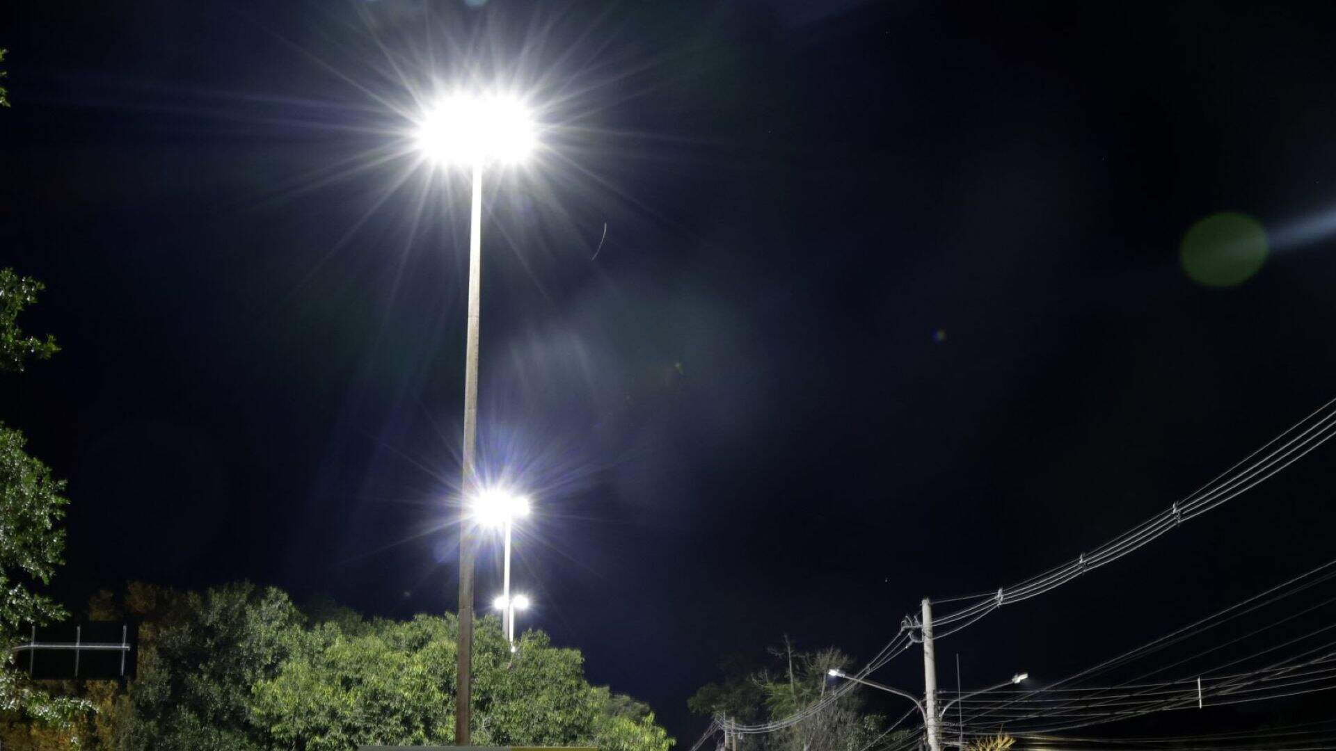 Licitação visa implantar luminárias com energia solar em avenidas e parques de Campo Grande