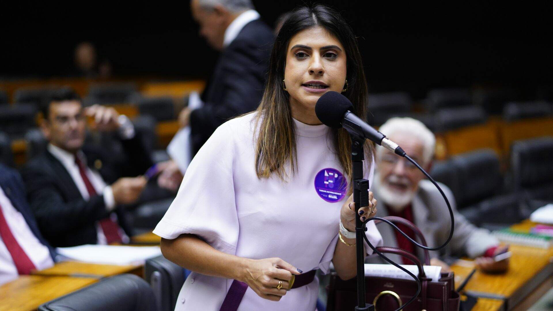 Camila Jara apresenta PL que dispensa comprovação de gênero no registro de casamento civil