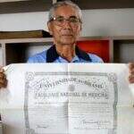 Médico chega aos 90 atendendo em Campo Grande e diz que se ‘reinventou’ com 70 anos: ‘Estudo muito’