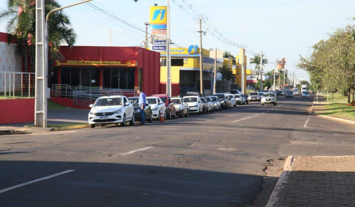 Sem imposto, motoristas fazem fila para aproveitar gasolina a R$ 3,79 em Campo Grande