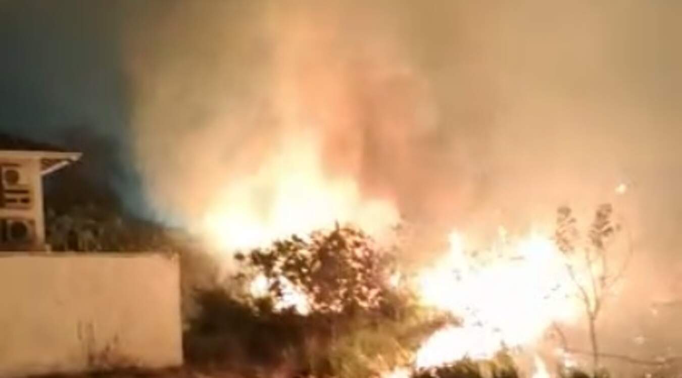VÍDEO: Bombeiros são acionados para incêndio ao lado de condomínio na Vila Margarida