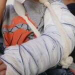 Menino de 2 anos tem braço quebrado e pai alega omissão em Emei de Campo Grande
