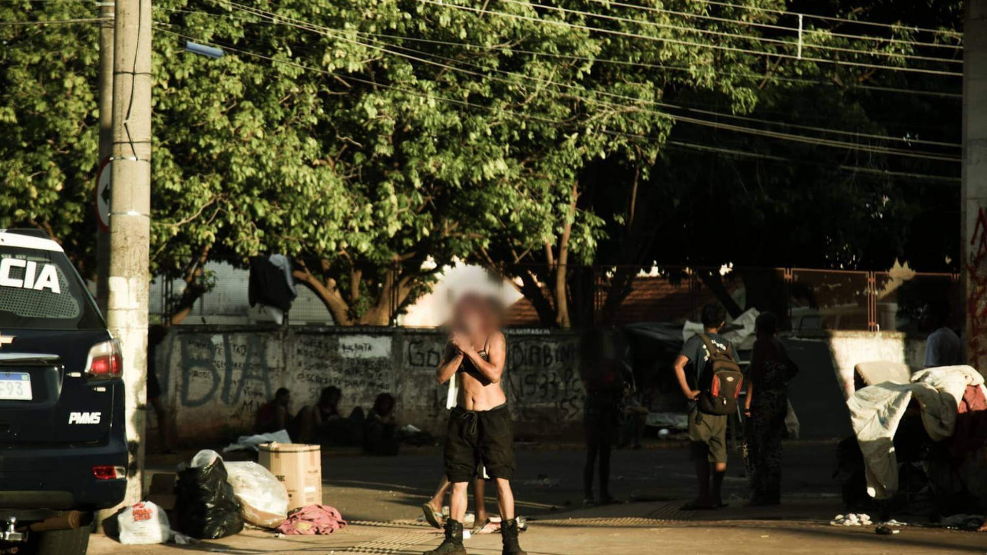 (Dependentes químicos na região da antiga rodoviária, em Campo Grande. Foto: Nathália Alcântara/Midiamax).