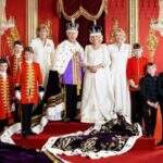 Retrato oficial de Charles III ao lado da família real mostra futuro da monarquia britânica