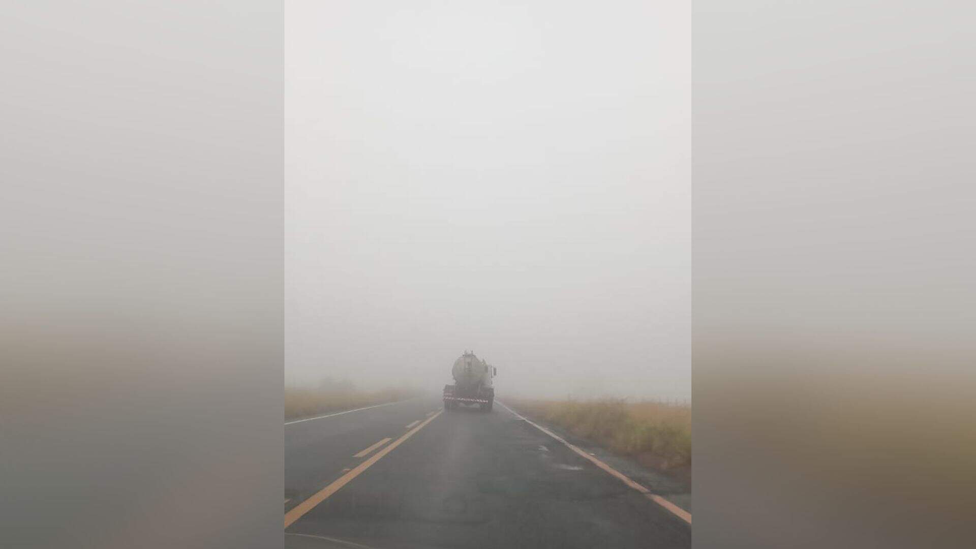 VÍDEO: Neblina no norte do Estado encobre rodovia e motoristas precisam redobrar atenção na MS-112