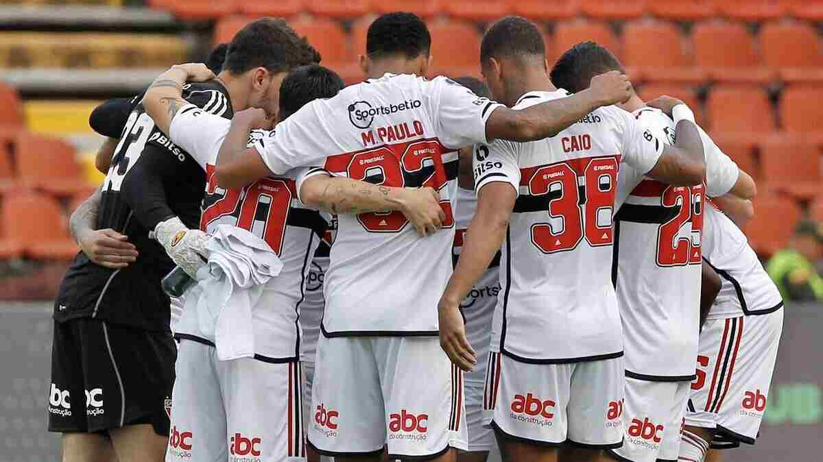Corinthians segura empate com São Paulo e mantém tabu em jogo com arbitragem polêmica