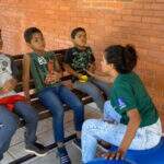 Crianças e adolescentes recebem fisioterapia para tratar doenças respiratórias em Campo Grande
