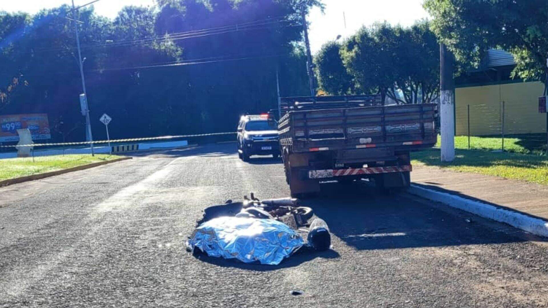 Mulher morre ao colidir moto na traseira de caminhonete estacionada em São Gabriel do Oeste