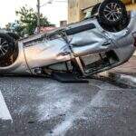 Acidente na Rui Barbosa acaba com carro capotado em Campo Grande