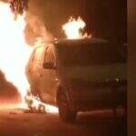 VÍDEO: Carro pega fogo em estacionamento de UPA e fica destruído em Campo Grande