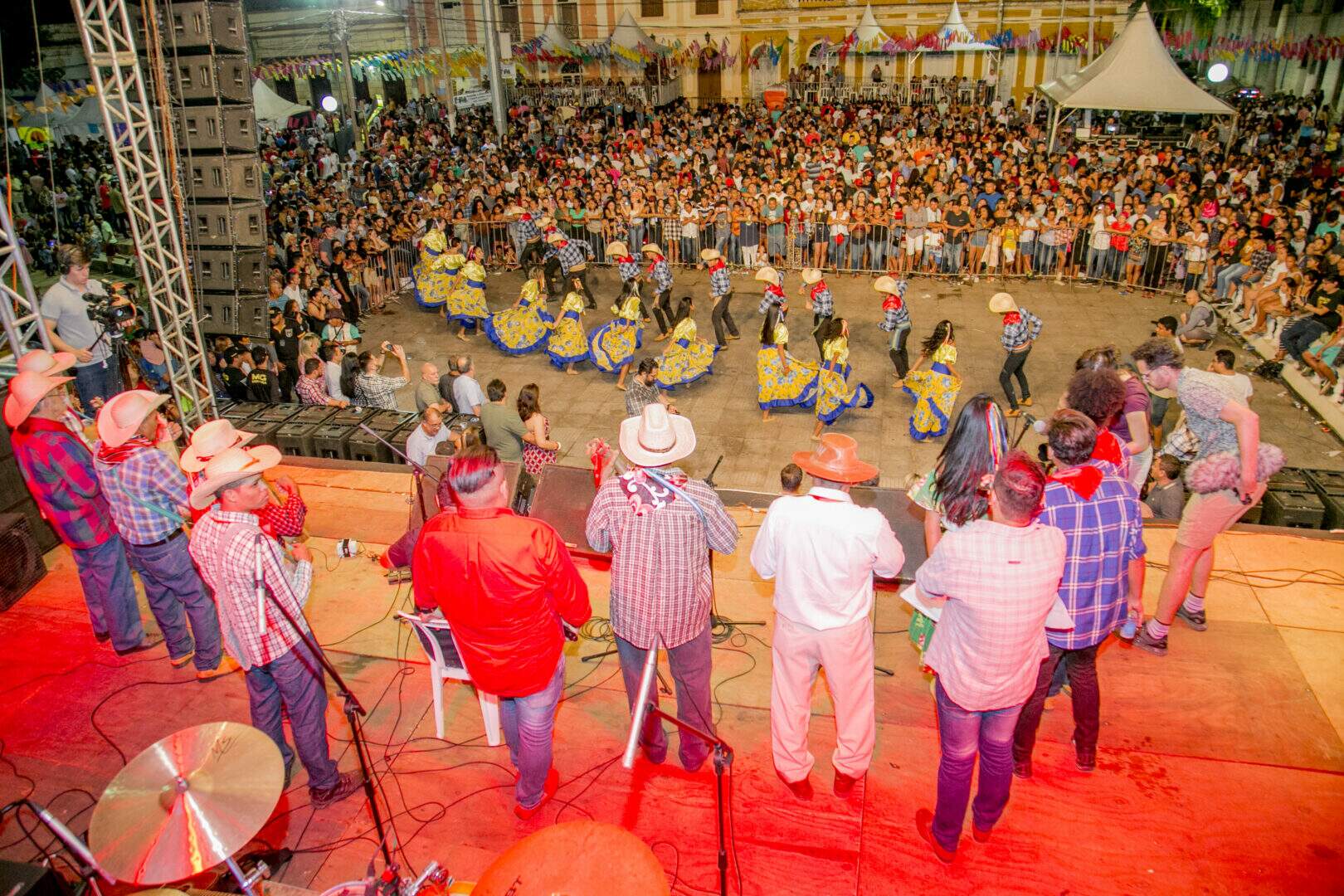 Apresentação das quadrilhas durante o Banho de São João, na praça central de Corumbá. Foto: Renê Carneiro/Arquivo Pessoal