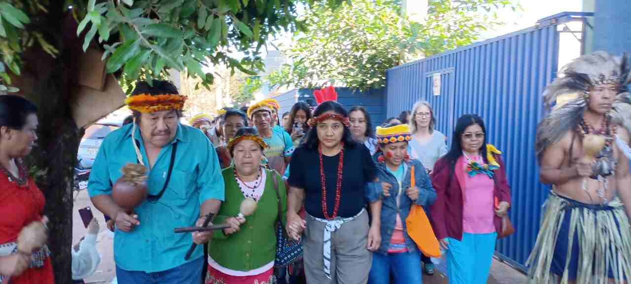 VÍDEO: Ao som de cânticos ancestrais, professora indígena toma posse na Funai de Dourados