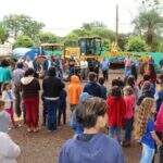 Prefeitura leva motoniveladora e entrega tanque de insumos para produtores de distritos