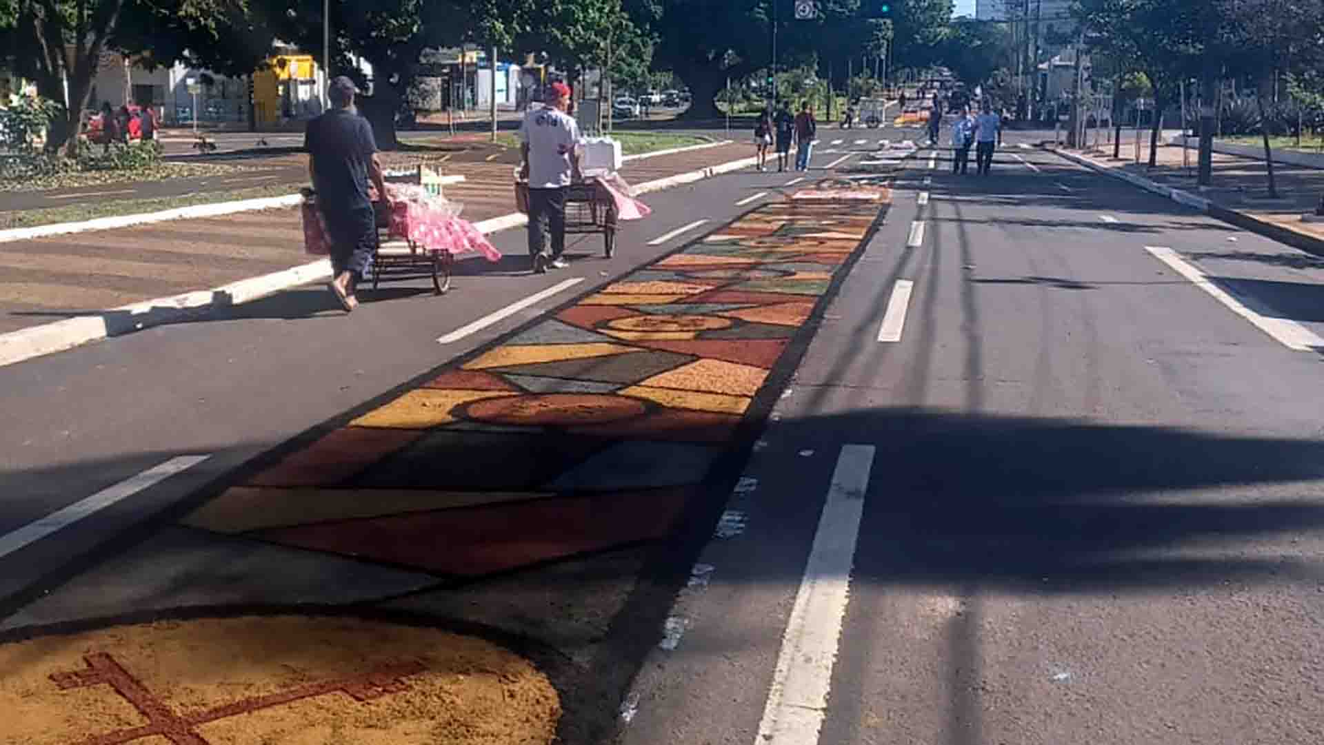 Tapete de Corpus Christi coloriu trecho da Avenida Afonso Pena. (Thalya Godoy/Jornal Midiamax)