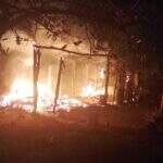 Moradores têm casas incendiadas e jovem é atacado com facão no Paraguai