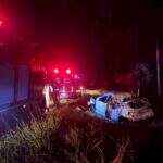 Passageiro morre após motorista de Gol perder o controle e atingir árvores na MS-145