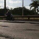 Ondulações no asfalto surpreendem e derrubam motociclistas todos os dias na Duque de Caxias