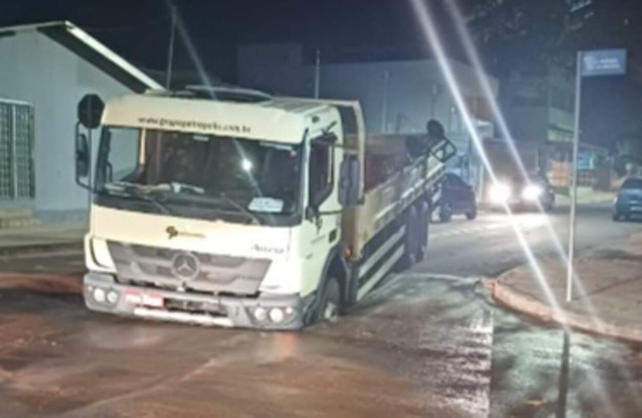 Asfalto cede e caminhão fica preso em cratera no Nova Lima, em Campo Grande