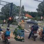 Motociclistas apaixonados viralizam ao trocarem carícias no trânsito de Campo Grande