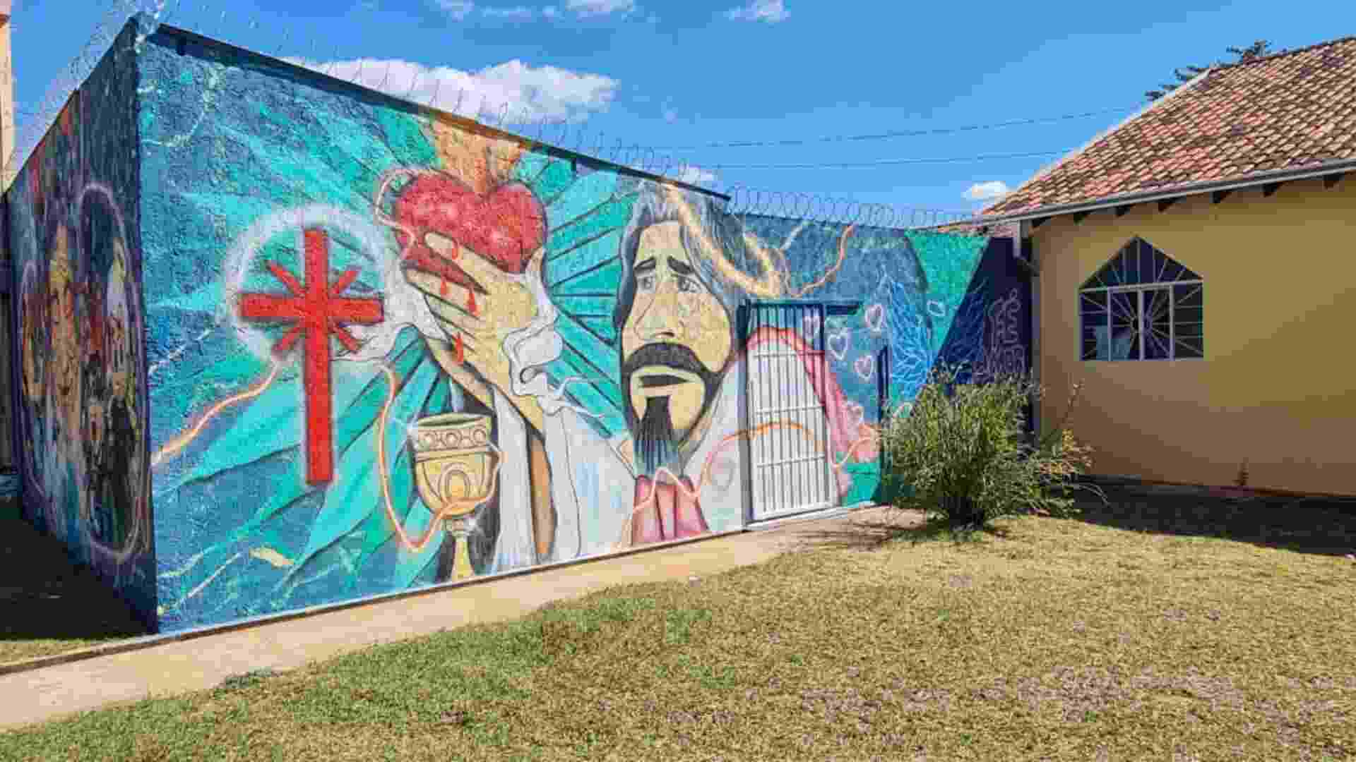 Inspirado pela gratidão, artista dá vida aos muros do Cotolengo em comemoração aos seus 27 anos