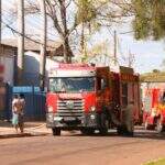 Fogo em pátio de empresa se alastra e assusta moradores em Campo Grande