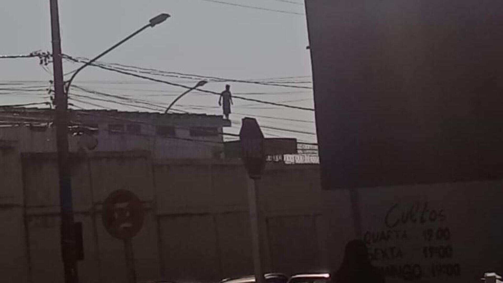 Detento sobe em telhado de presídio para fugir durante banho de sol em Campo Grande