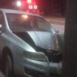 Motorista perde controle e bate carro em poste de avenida em Corumbá