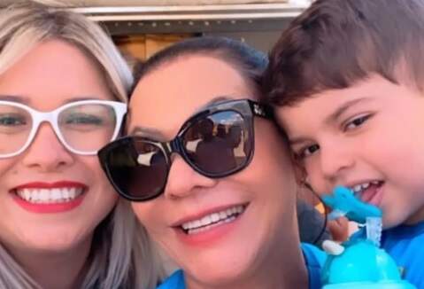 Mãe de Marília Mendonça é criticada por apresentar neto à sósia da cantora: ‘ficou confuso’